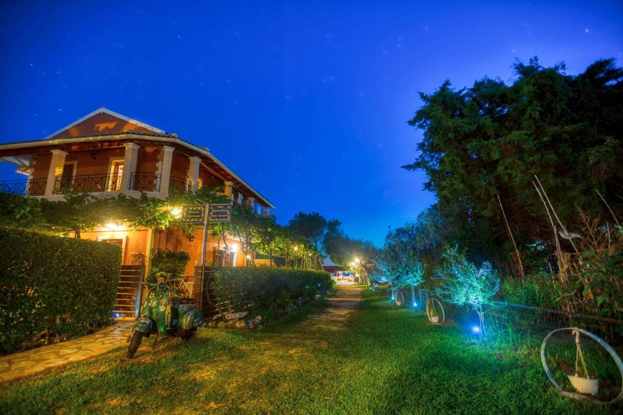 Christinas Apartments Ágios Matthaíos Dış mekan fotoğraf