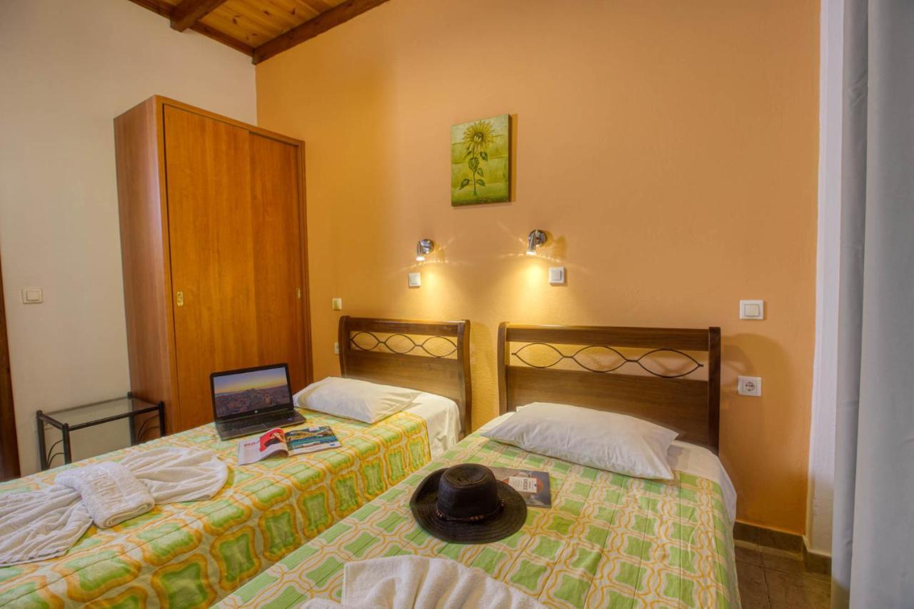Christinas Apartments Ágios Matthaíos Dış mekan fotoğraf