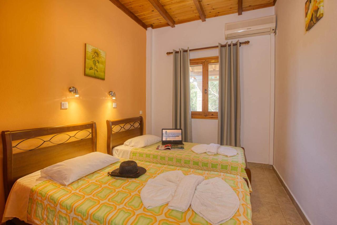 Christinas Apartments Ágios Matthaíos Dış mekan fotoğraf