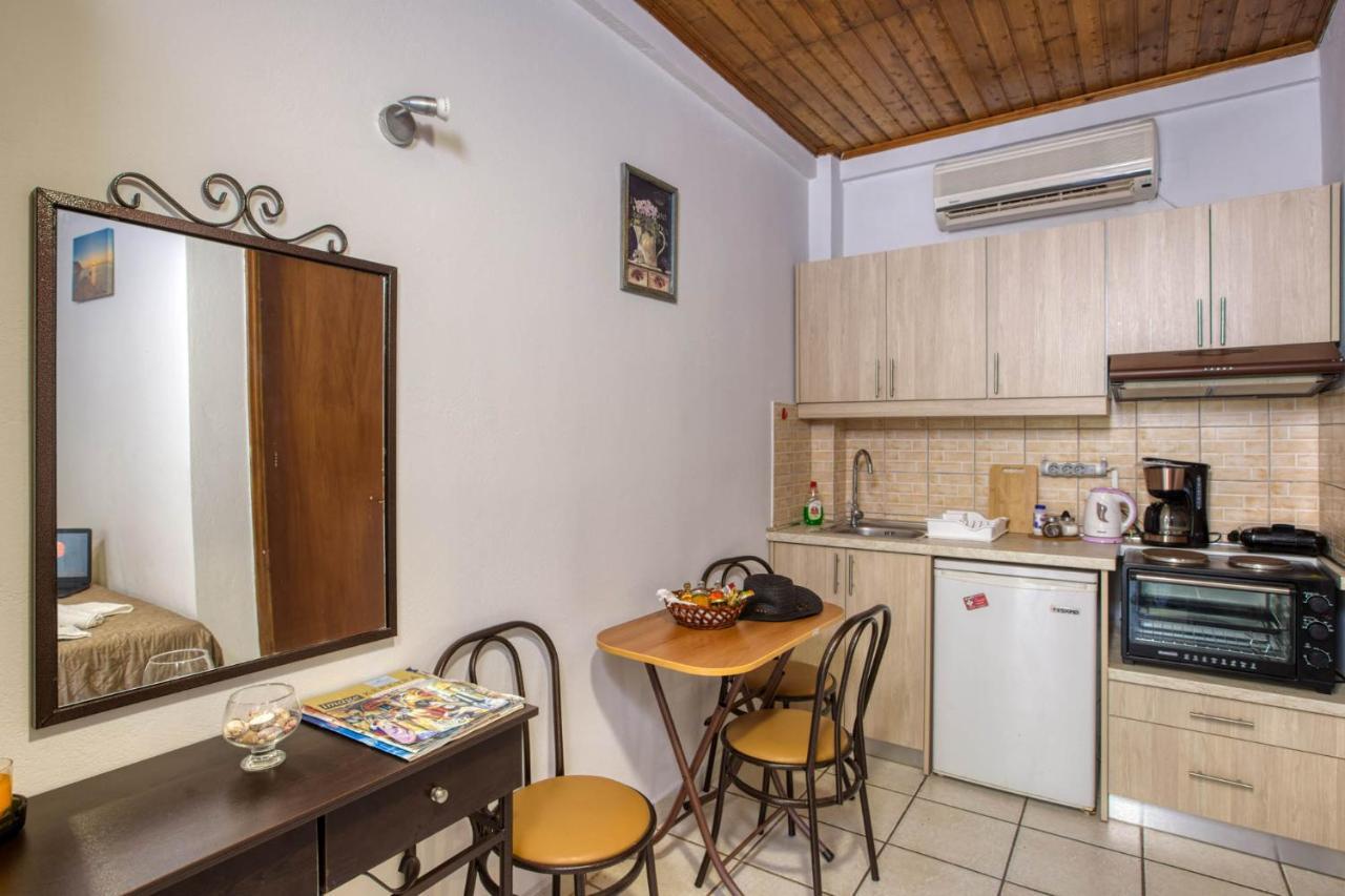 Christinas Apartments Ágios Matthaíos Dış mekan fotoğraf