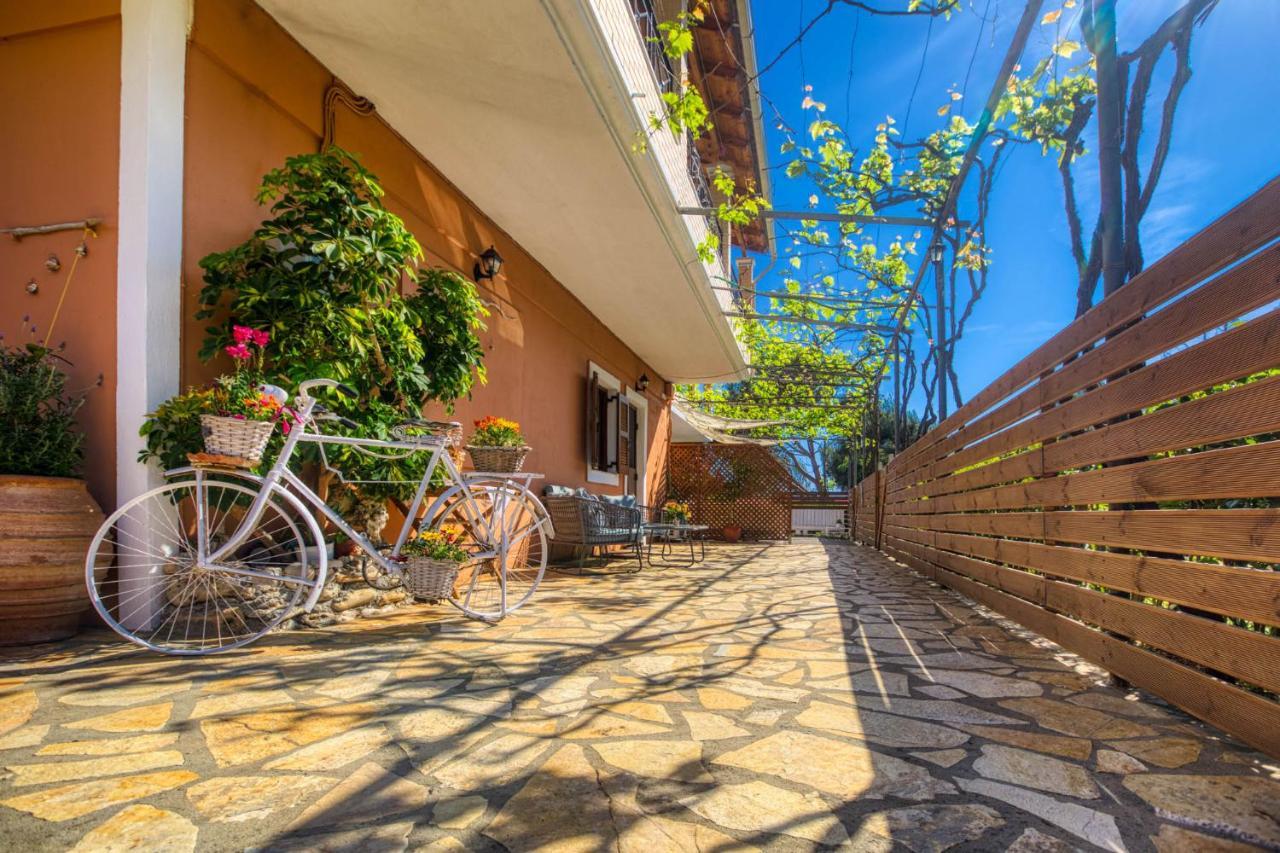 Christinas Apartments Ágios Matthaíos Dış mekan fotoğraf