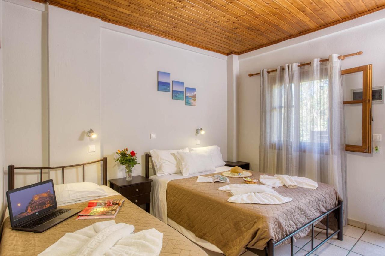 Christinas Apartments Ágios Matthaíos Dış mekan fotoğraf