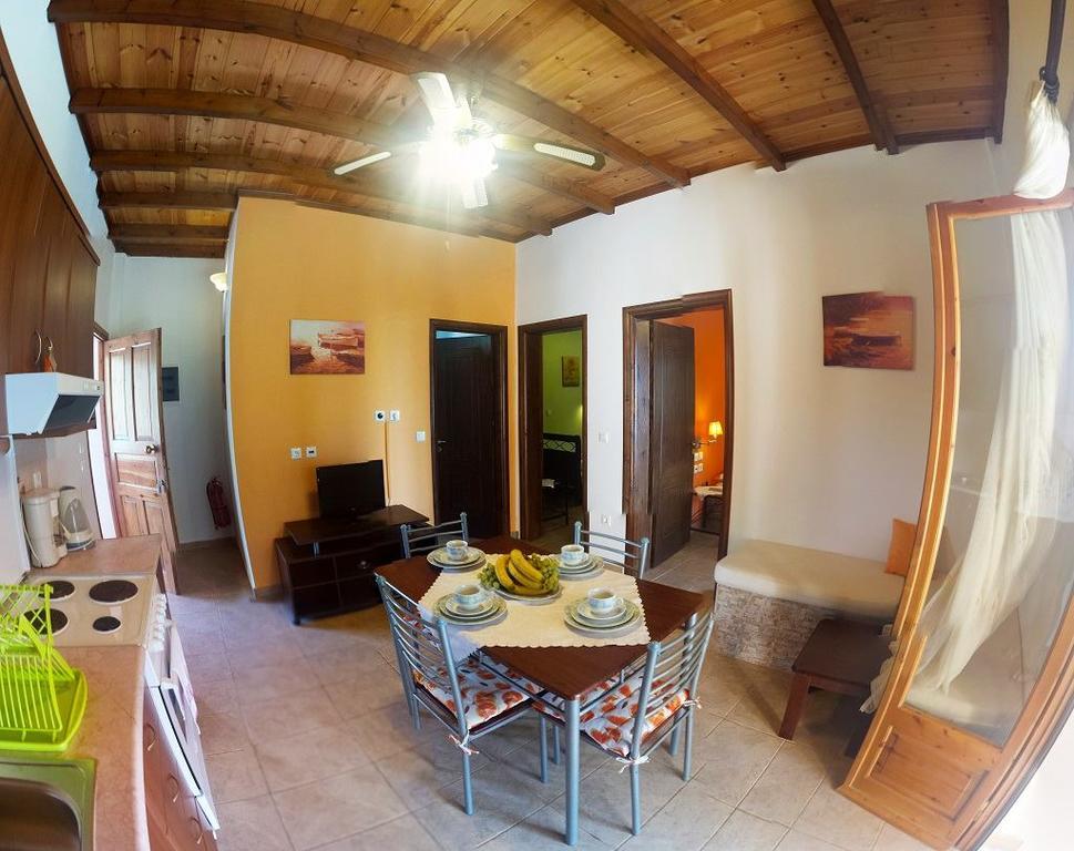 Christinas Apartments Ágios Matthaíos Dış mekan fotoğraf