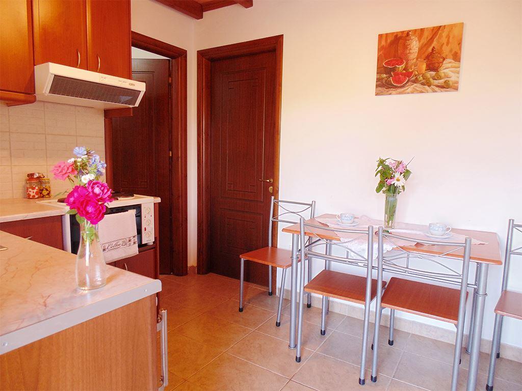 Christinas Apartments Ágios Matthaíos Dış mekan fotoğraf