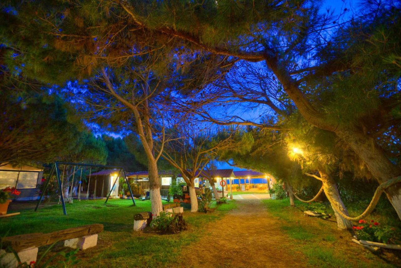 Christinas Apartments Ágios Matthaíos Dış mekan fotoğraf