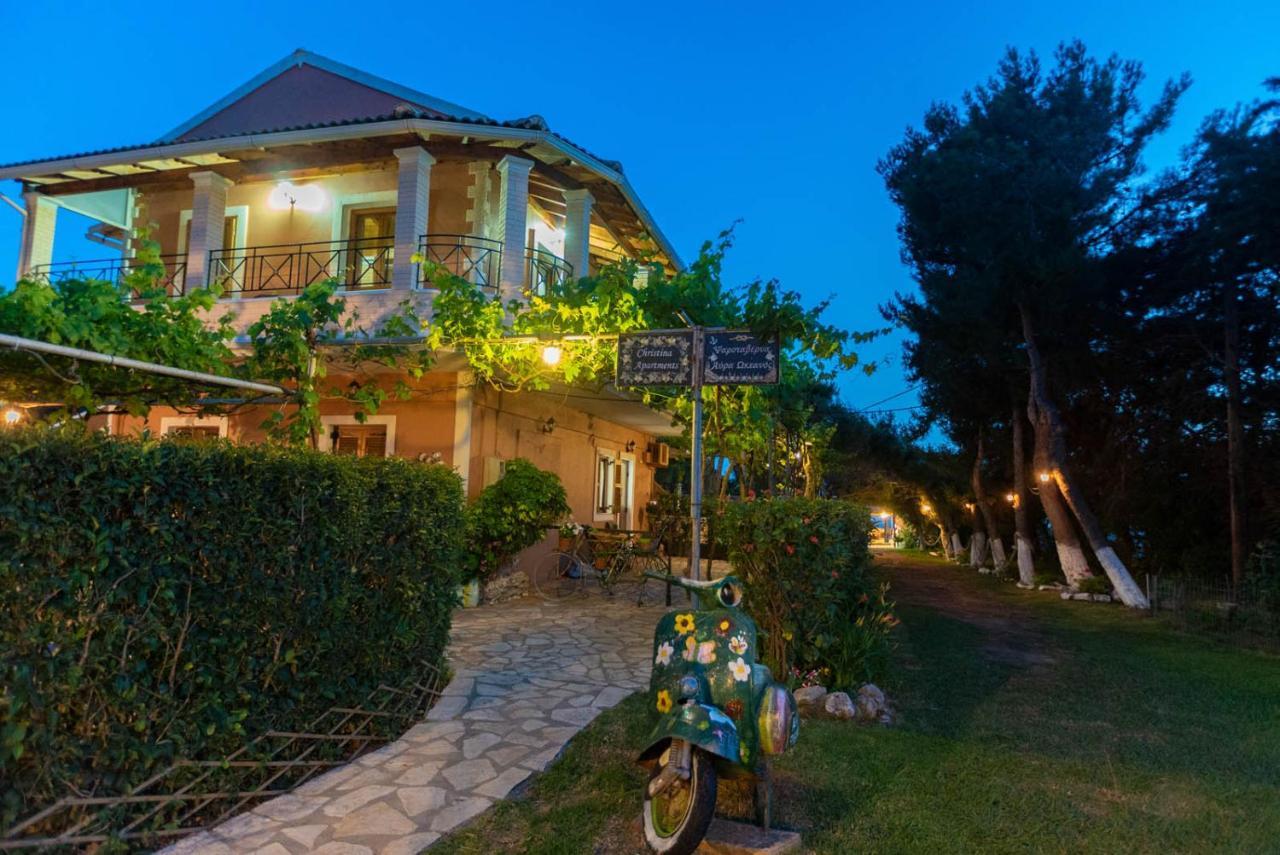 Christinas Apartments Ágios Matthaíos Dış mekan fotoğraf