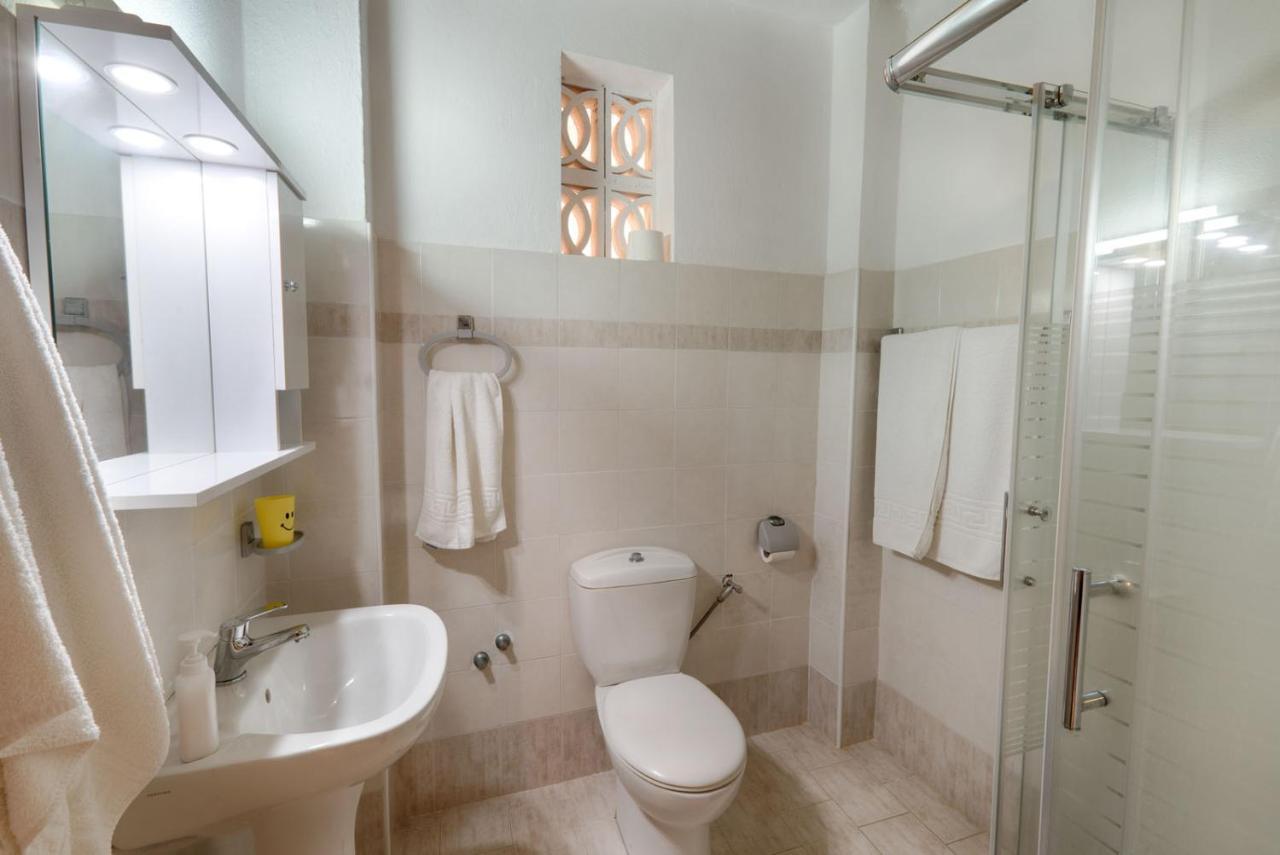 Christinas Apartments Ágios Matthaíos Dış mekan fotoğraf