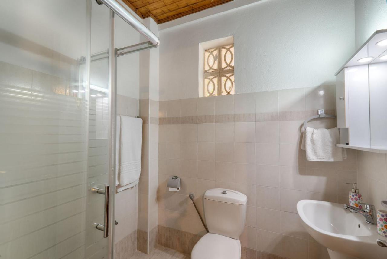 Christinas Apartments Ágios Matthaíos Dış mekan fotoğraf