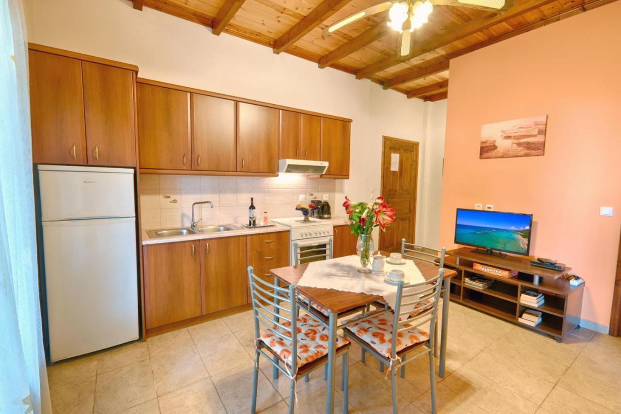 Christinas Apartments Ágios Matthaíos Dış mekan fotoğraf